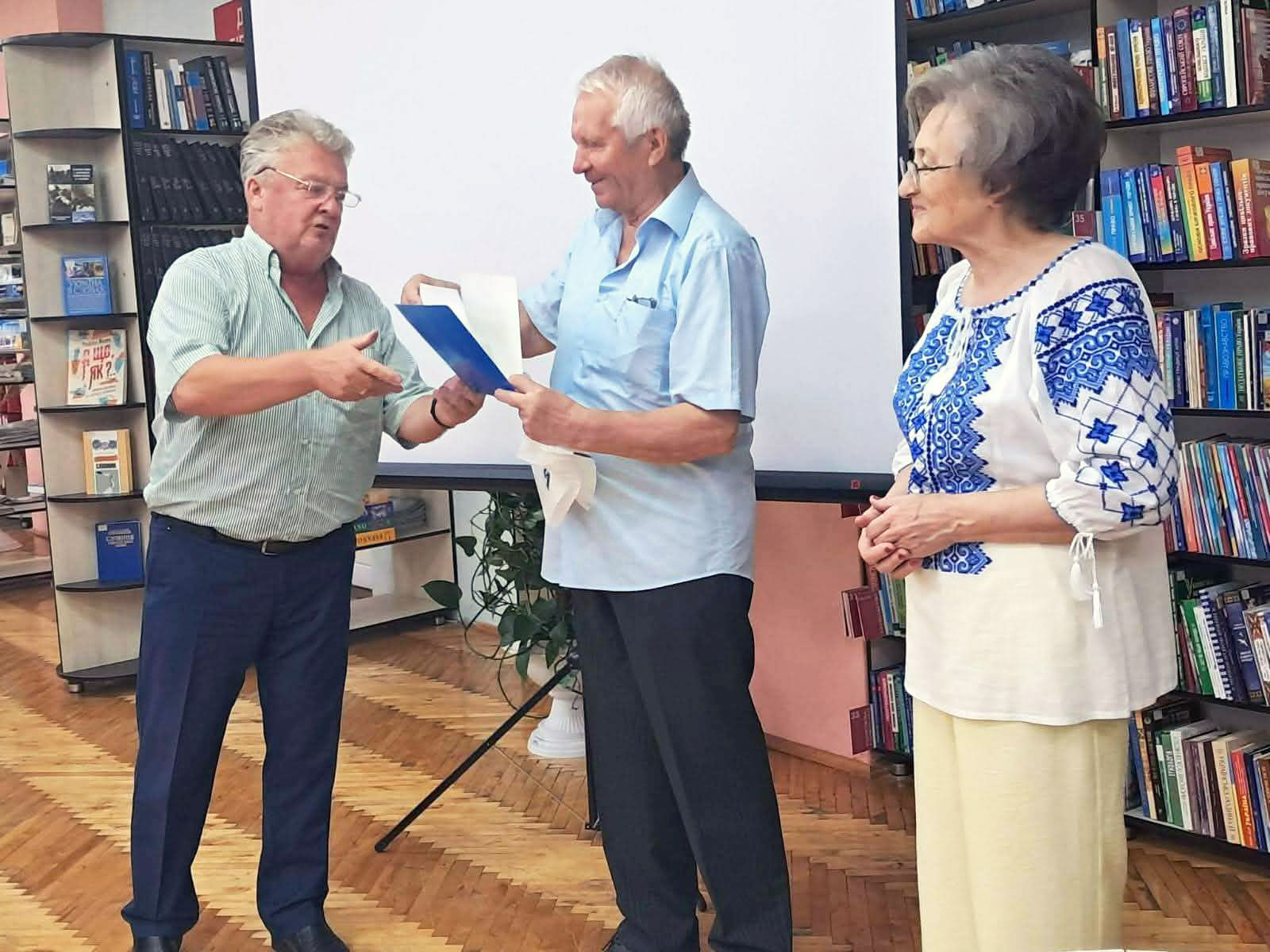 Вручення подячної грамоти НСЖУ журналісту й письменнику П. Шевчуку.