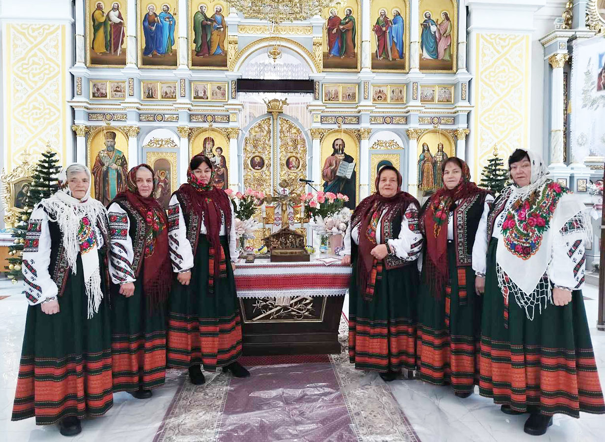 «Диверсійний батальйон» у святковому національному вбранні у рідній церкві Святих Бориса і Гліба УГКЦ у Коростовичах.