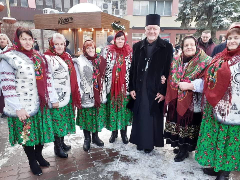 З архієпископом і митрополитом Івано-Франківським УГКЦ владикою Володимиром Війтишином  на фестивалі «Коляда на Майзлях» в Івано-Франківську.