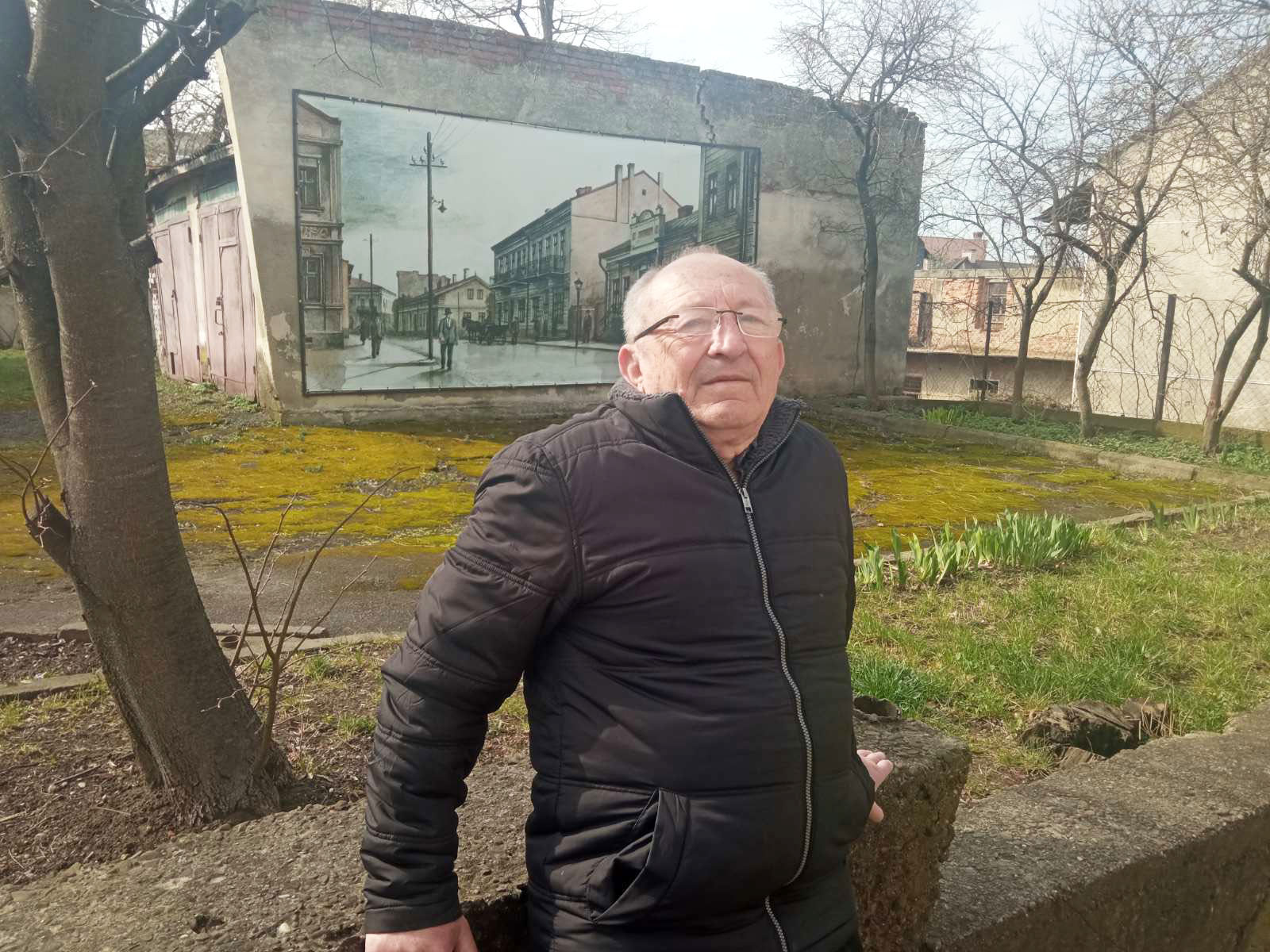Художник Мирослав Гаталевич біля свого твору – настінного панно на одній із вулиць Калуша.