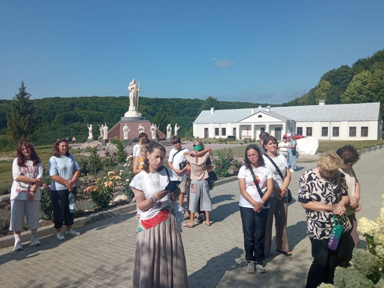 Під час прочанської молитви на стації оновленої Хресної Дороги у Підгорецькому монастирі отців-василіян. 