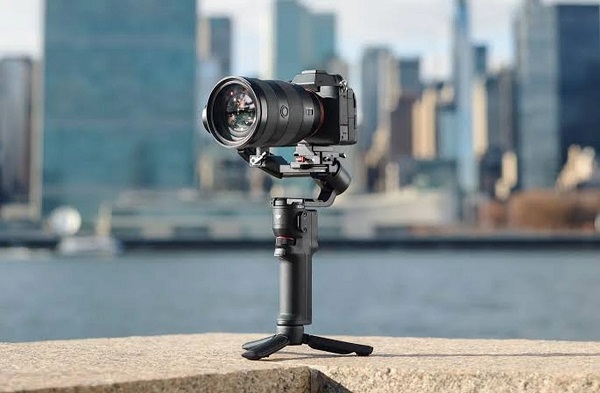 Стабілізатор DJI RS 3 Mini на міні-триподі з повнокадровою камерою Sony