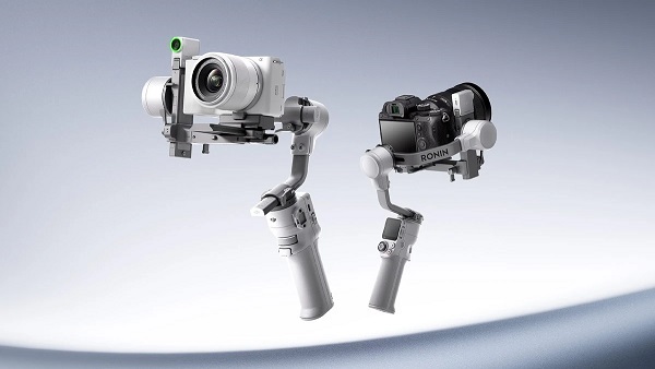 Два ракурси DJI RS 4 Mini на сірому фоні з камерами Sony та Lumix