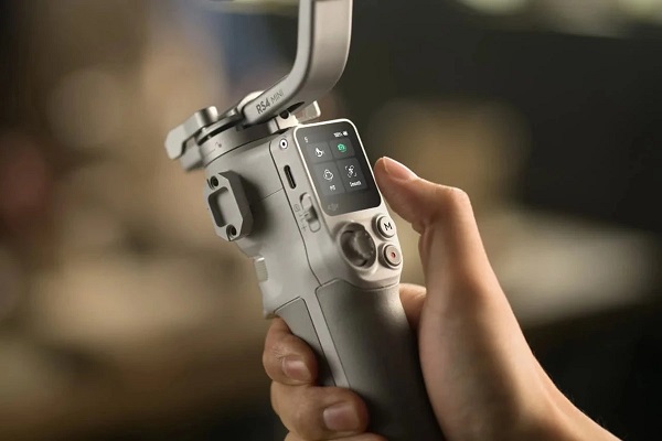 Елементи керування DJI RS 4 Mini та сенсорний дисплей крупним планом