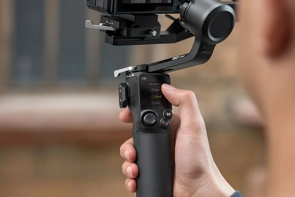 Налаштування швидкості стеження на сенсорному екрані DJI RS 3 Mini