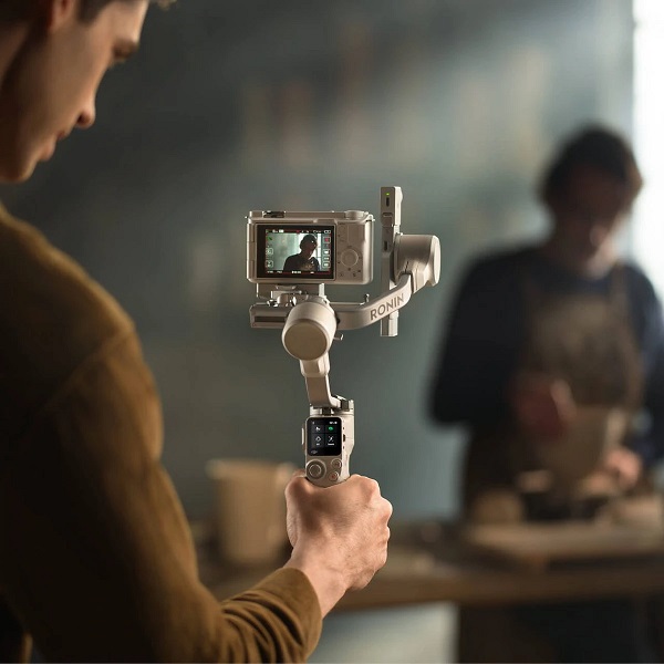 Робота оператора з DJI RS 4 Mini та підключеним модулем AI Tracking у майстерні