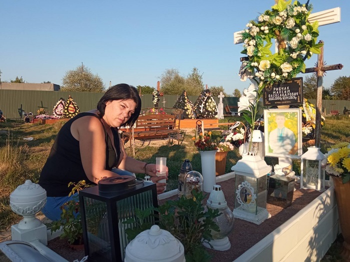 Олександра Рибчак на могилі сина Максима на місцевому цвинтарі у Брошневі-Осаді