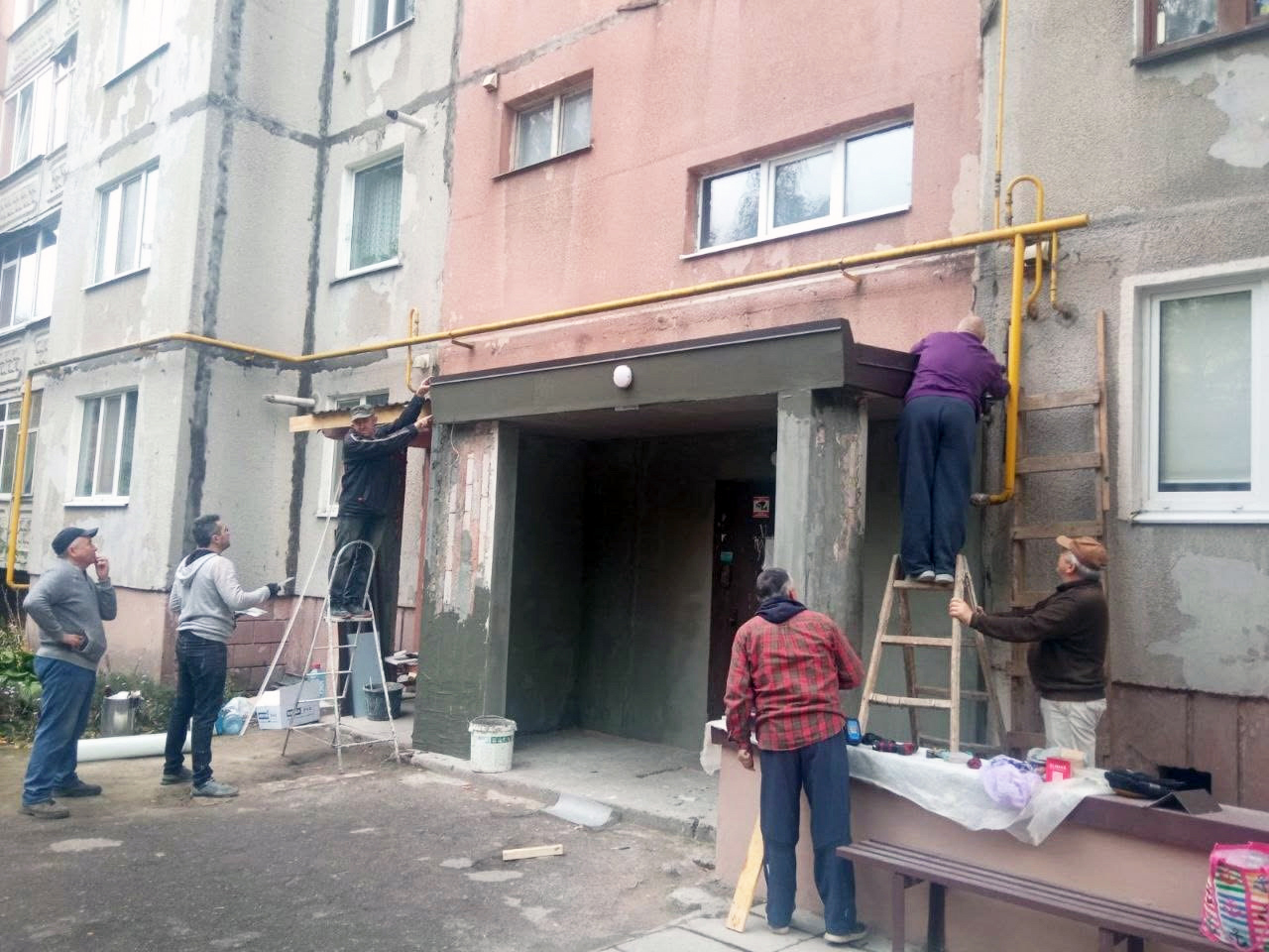Тривають роботи з облаштування входу до одного з під’їздів будинку на вулиці Івана Павла ІІ, 8. 