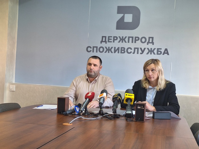Іван ВАСЬКІВ та Леся СЕМАНЧУК під час пресконференції для журналістів