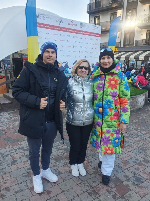 Любов РИПТИК (по центру) з олімпійським чемпіоном з фристайлу  Олександром АБРАМЕНКОМ та чемпіонкою Олімпійських ігор з біатлону Оленою ПІДГРУШНОЮ 