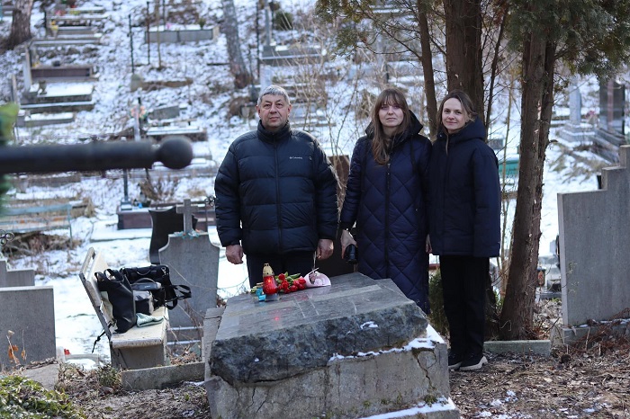 Ігор МОНЧУК, Ольга ТЕРЕШКУН та Оксана ДЗУДЗИЛО на могилі Володимира ГУМЕЦЬКОГО у Львові
